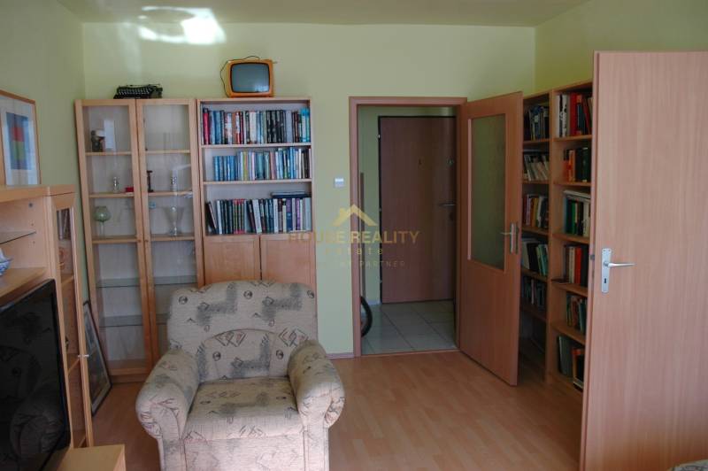 Prenájom 3 izbový byt s lodžiou, Medveďovej, Bratislava V. Petržalka