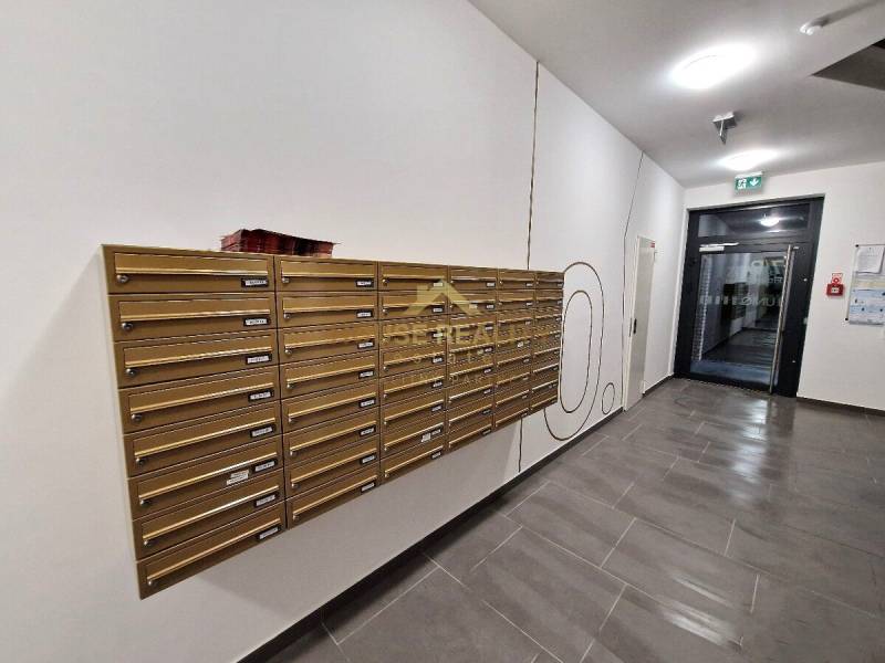 Prenájom garsónka SLNEČNICE, Fialová ulica, Bratislava V. Petržalka