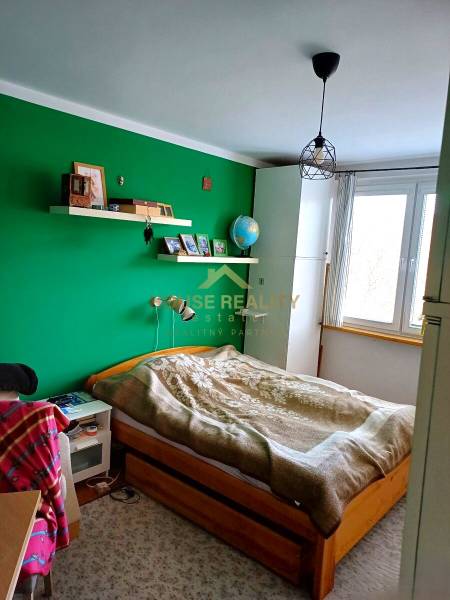 Prenájom 4 izbový byt s lodžiou, Púpavová ulica, BA IV. Karlova Ves