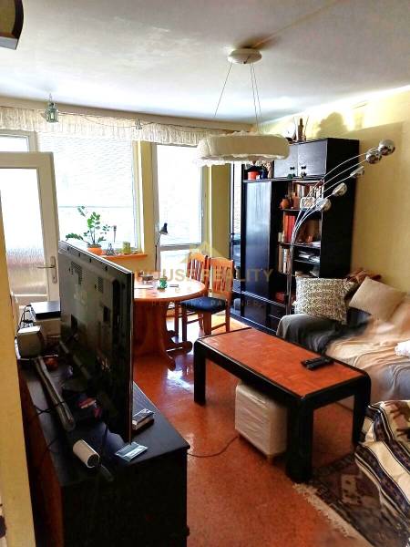 Prenájom 4 izbový byt s lodžiou, Púpavová ulica, BA IV. Karlova Ves