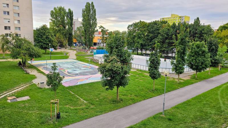 Predaj 3 izbový byt s lodžiou, ul. Medveďovej, Bratislava V. Petržalka