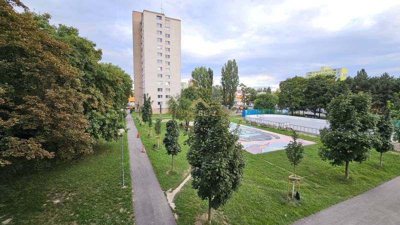 Predaj 3 izbový byt s lodžiou, ul. Medveďovej, Bratislava V. Petržalka