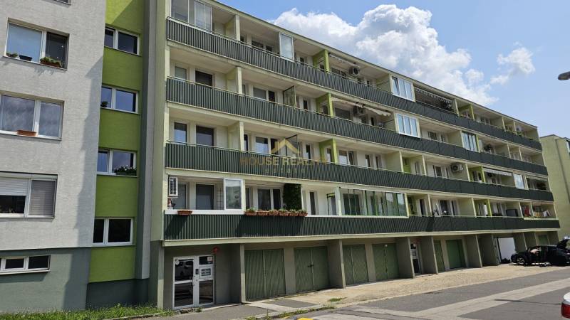 Pekný veľký 3 izbový byt s lodžiou, Karloveská ul., BA IV. Karlova Ves