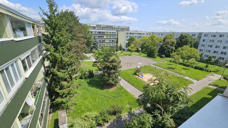 Pekný veľký 3 izbový byt s lodžiou, Karloveská ul., BA IV. Karlova Ves