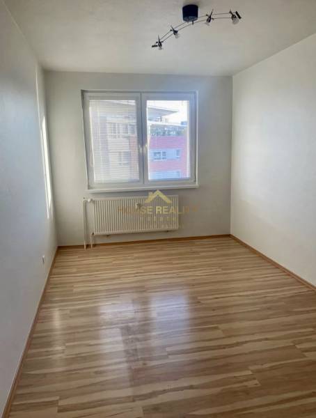 Pekný 3 izbový byt s lodžiou, ulica Nad Lúčkami, BA IV. Karlova Ves