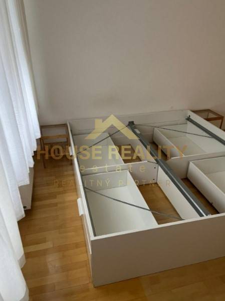 Prenájom 2 izbový byt s lodžiou, Tranovského ulica, BA IV. Dúbravka