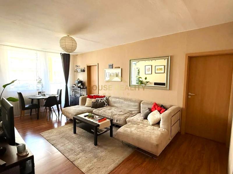 Pekný zariadený 3 izbový byt s lodžiou, Púpavová ulica, BA.Karlova Ves