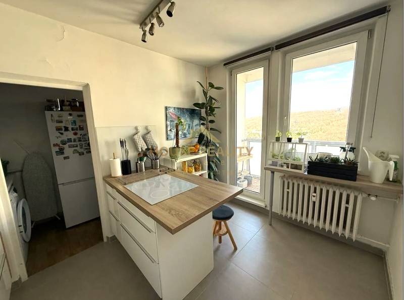 Pekný zariadený 3 izbový byt s lodžiou, Púpavová ulica, BA.Karlova Ves