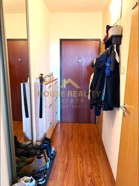 Pekný zariadený 3 izbový byt s lodžiou, Púpavová ulica, BA.Karlova Ves