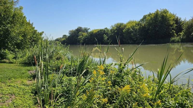 Slnečný pozemok pri vode Malý Dunaj, Nová Dedinka, Senec