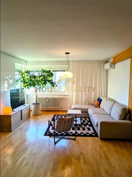 Prenájom veľký 4 izbový byt Martinengova ul., Bratislava I.Staré Mesto