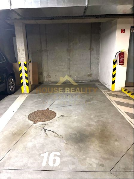 Obrovský 2 izbový byt s parkingom, Kresánkova ulica, BA IV. Dlhé diely